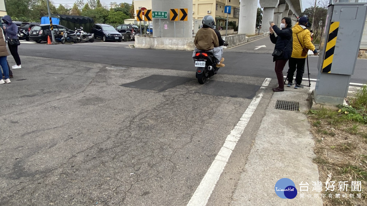 神岡區山皮里高鐵橋下路面龜裂,行車顛簸。