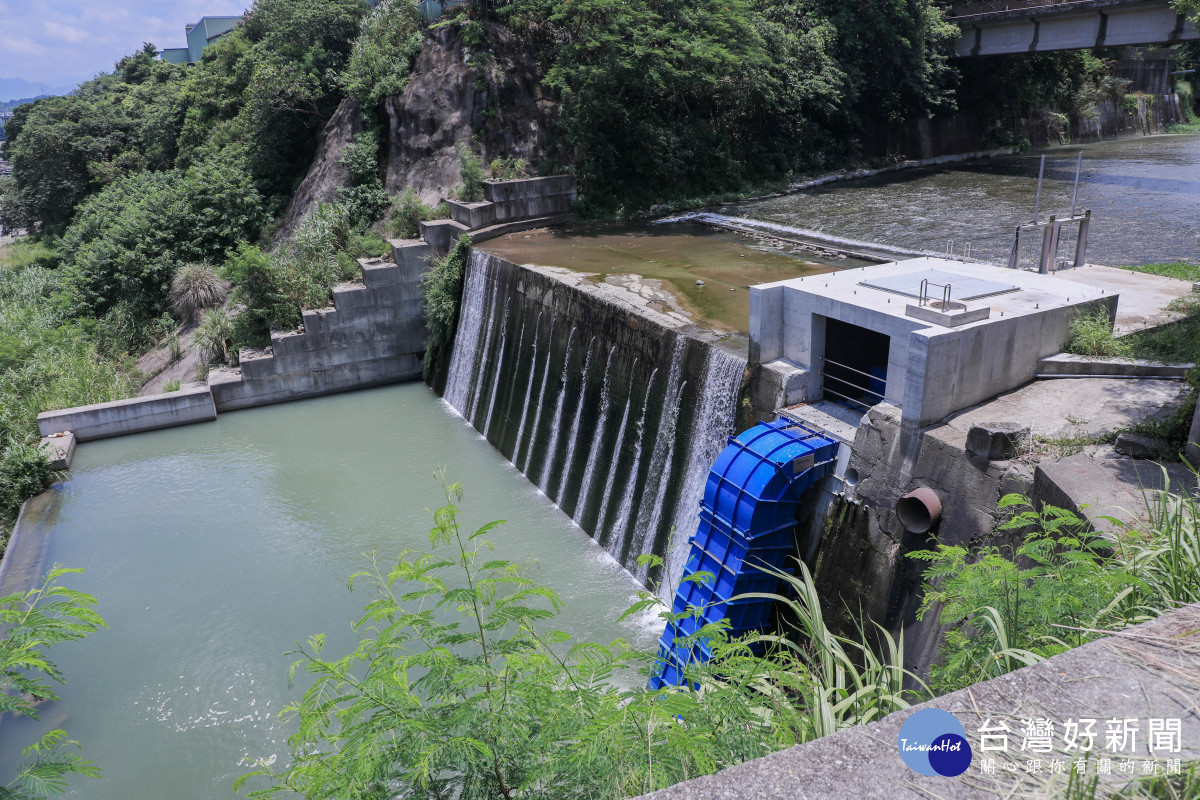 台中市府主導開發的「食水嵙溪排水小水力發電廠」已於去年正式啟用。