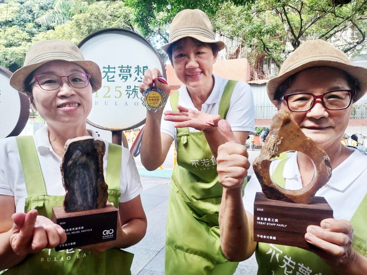 中市社會局OT不老食光125號餐廳 獲綠色餐飲指南、FMG二星雙獎肯定