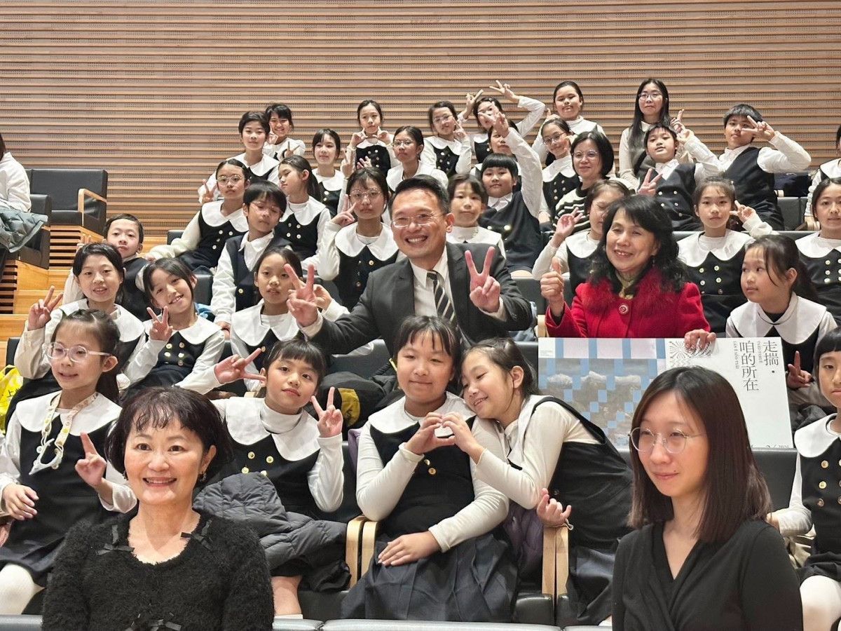 蘇副市長與開場表演團體華勛國小合唱團合照。<br /><br />
