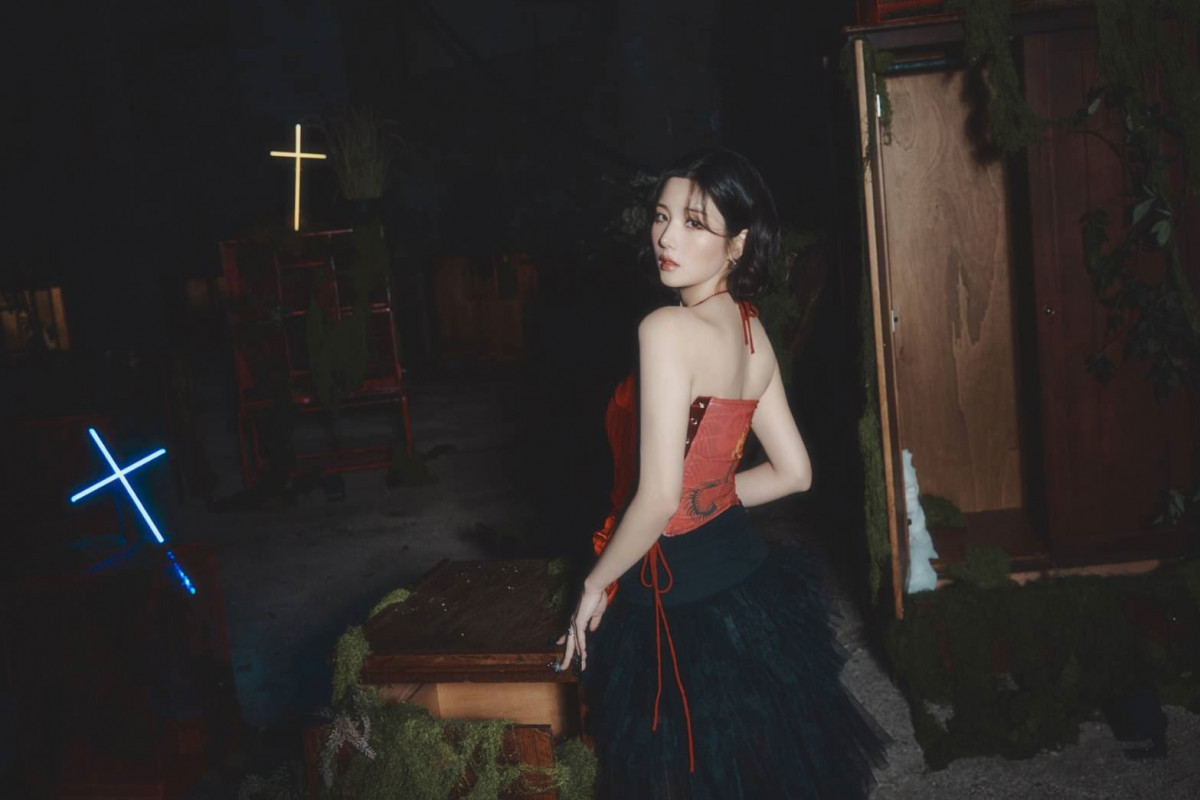 權恩妃KWON EUNBI透露特別準備紅色造型,希望粉絲能感受到濃濃的跨年期待感。(圖/高雄市政府新聞局、年代提供)