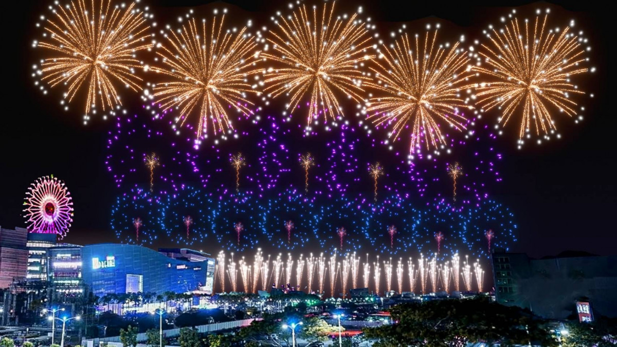 2026高雄跨年花火以幾何線條構築光之網絡,在夜空中綻放出高雄智慧城市的軟實力。(圖/高雄市政府新聞局提供)
