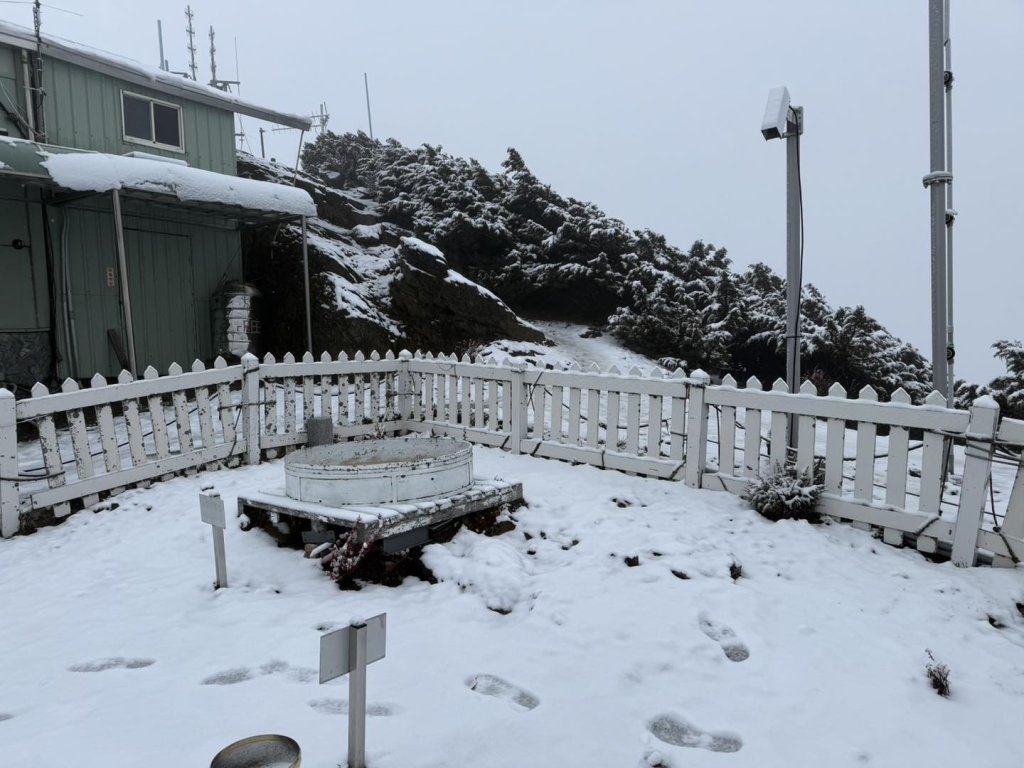冷氣團威力爆棚!玉山北峰清晨飄雪 全台急凍「最冷時段」曝光