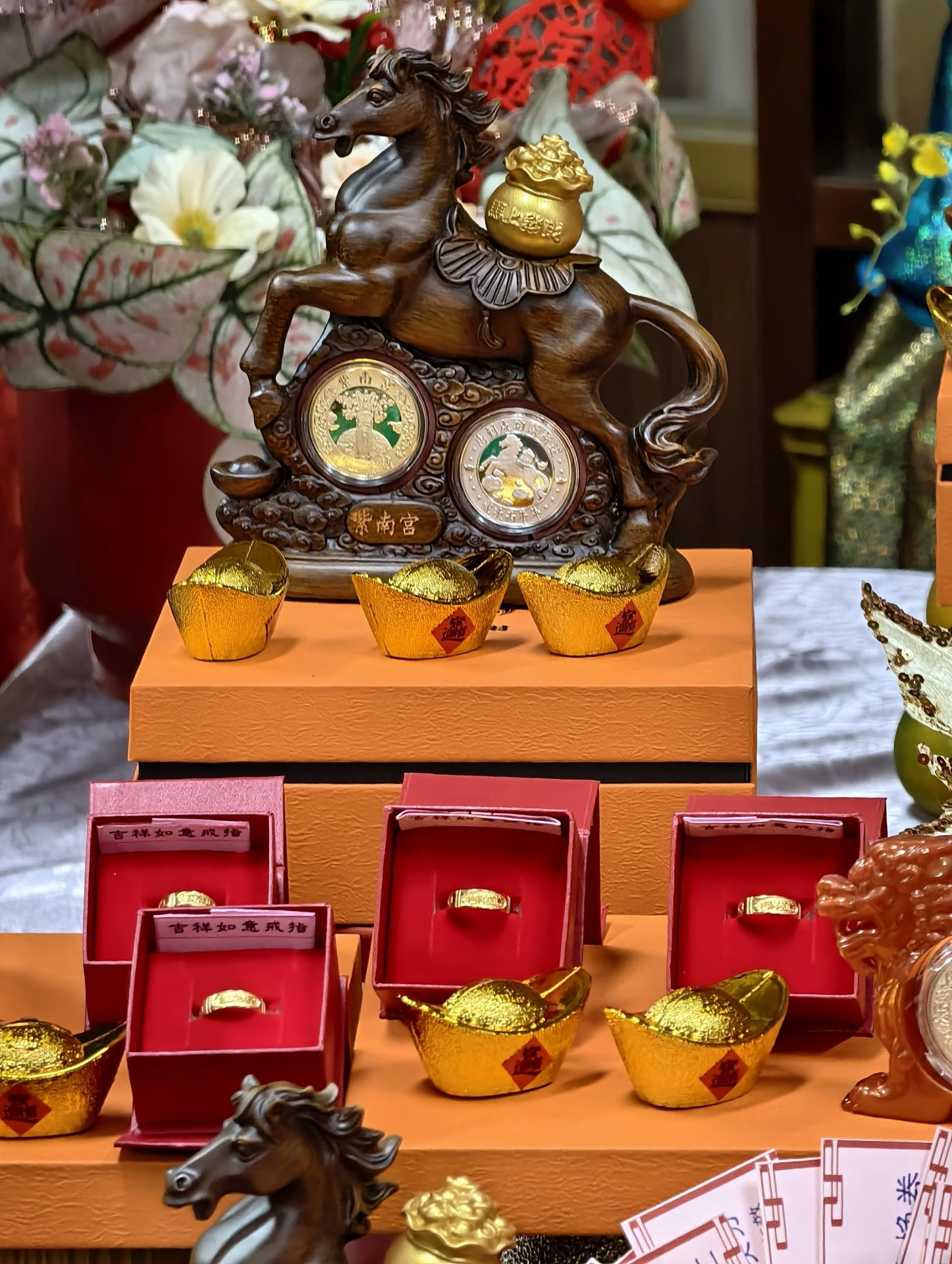 紫南宮丙午馬年「馬上發財」精裝套組近距離呈現，駿馬造型結合土地公聖像金銀錢母與元寶意象，寓意事業奔騰、財源廣進，極具收藏與紀念價值。