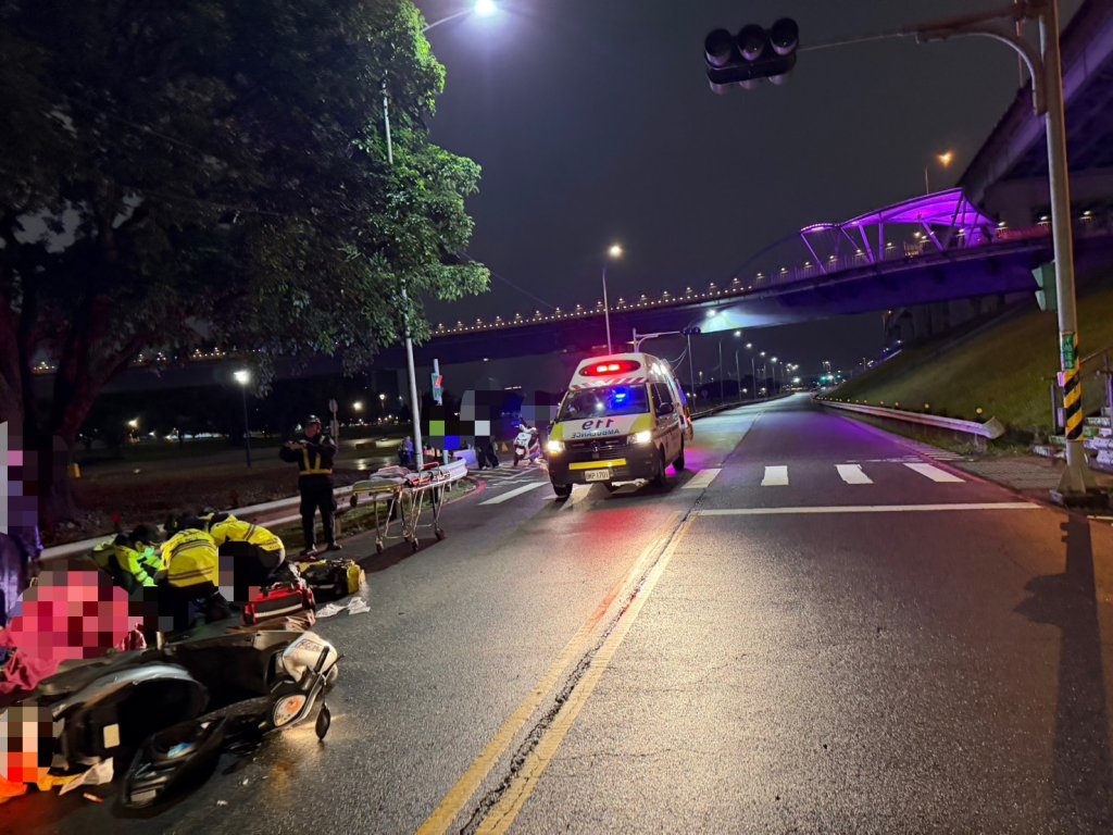三重疏洪道女載母機車自撞護欄 女輕傷母「臉部下巴」重創身亡