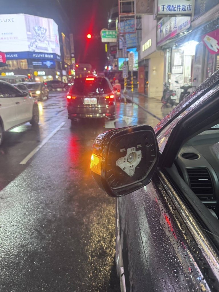影/桃園逼車糾紛爆怒氣　男持球棒猛k後照鏡
