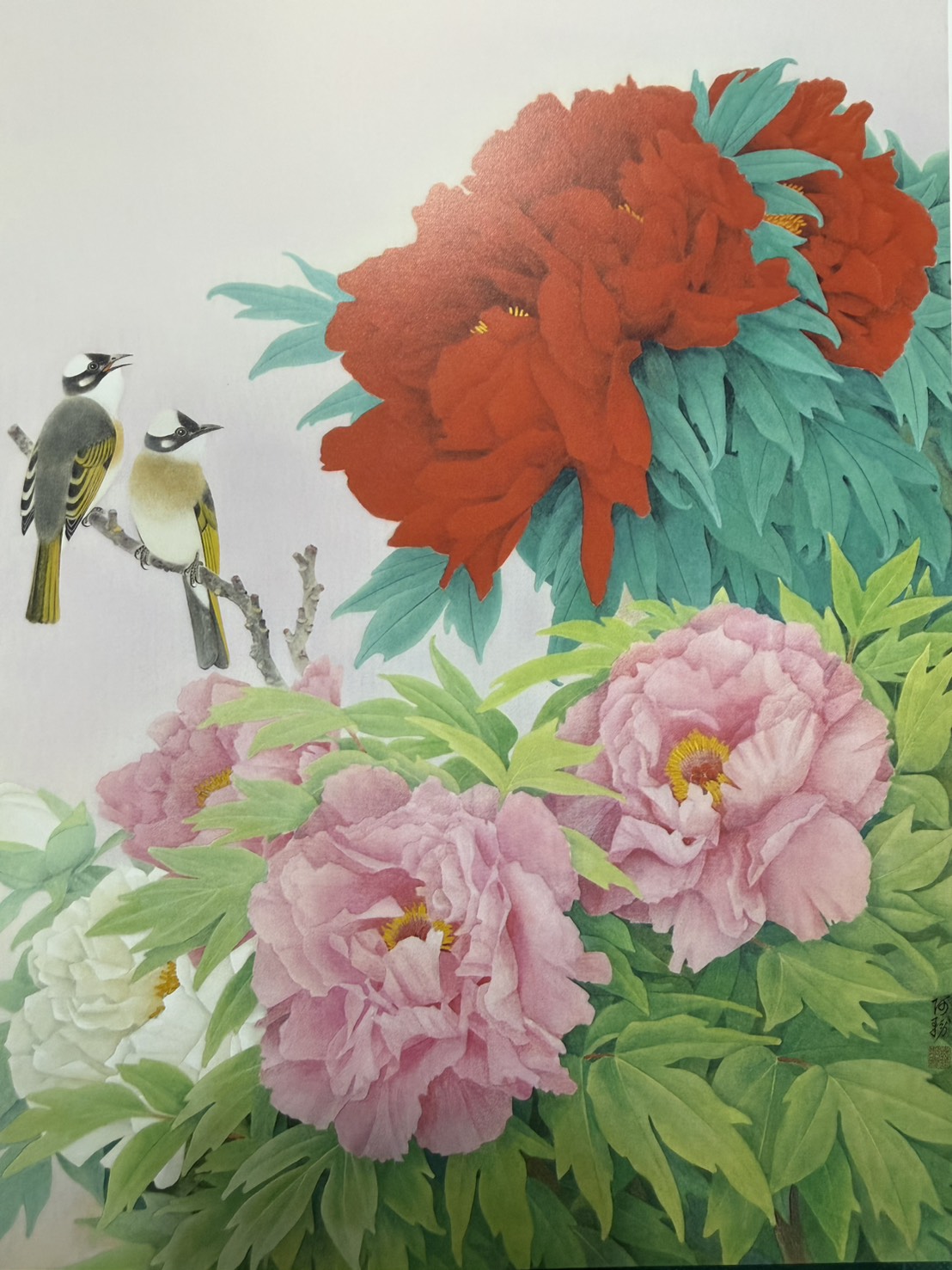 蘇服務膠彩作品〈富貴禎祥〉,以花鳥題材象徵吉祥與祝福,層層疊染的設色展現膠彩藝術的細膩與典雅。