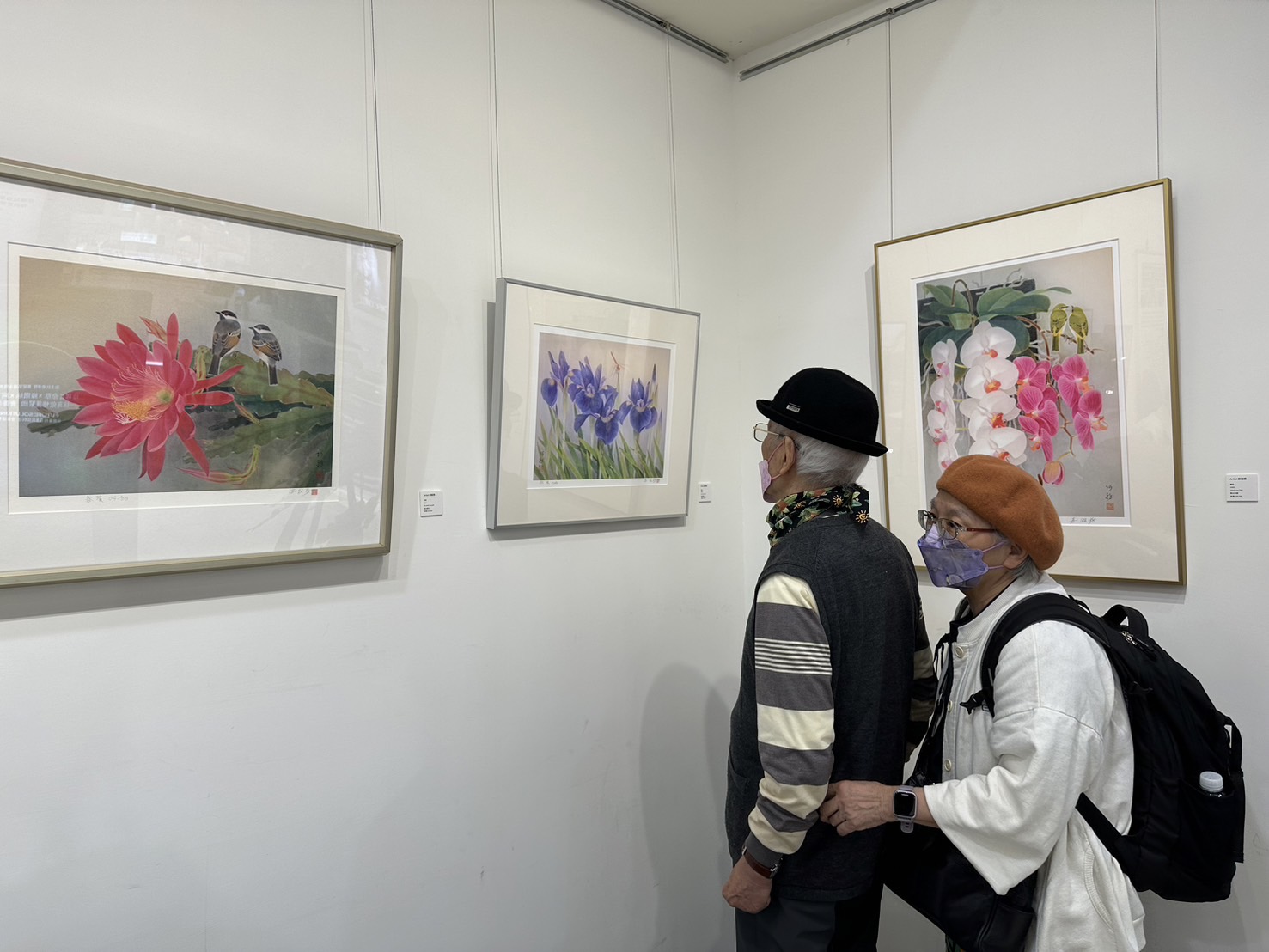 蘇服務老師與蘇太太於展場中駐足觀賞作品,畫面溫馨,展現藝術陪伴生活的真實日常。