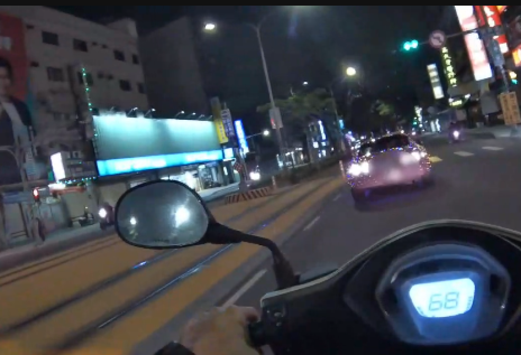聖誕樹上路?高雄男子愛車全掛燈條遭攔
