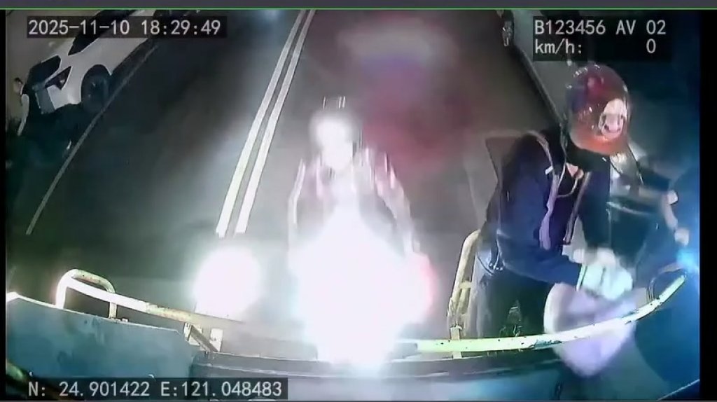 影/追垃圾車出事了!男右手騎車左手拿垃圾 煞不住衝撞垃圾車倒地不起