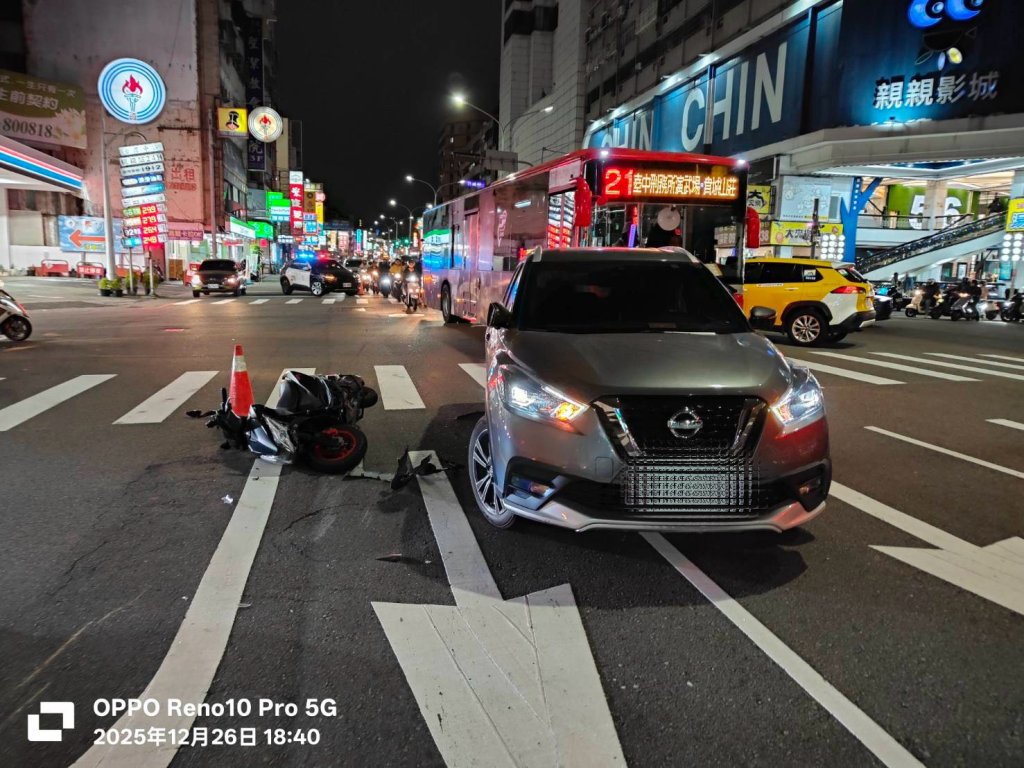影/台中轎車迴轉釀雙騎士倒地-後方男騎士自摔命危