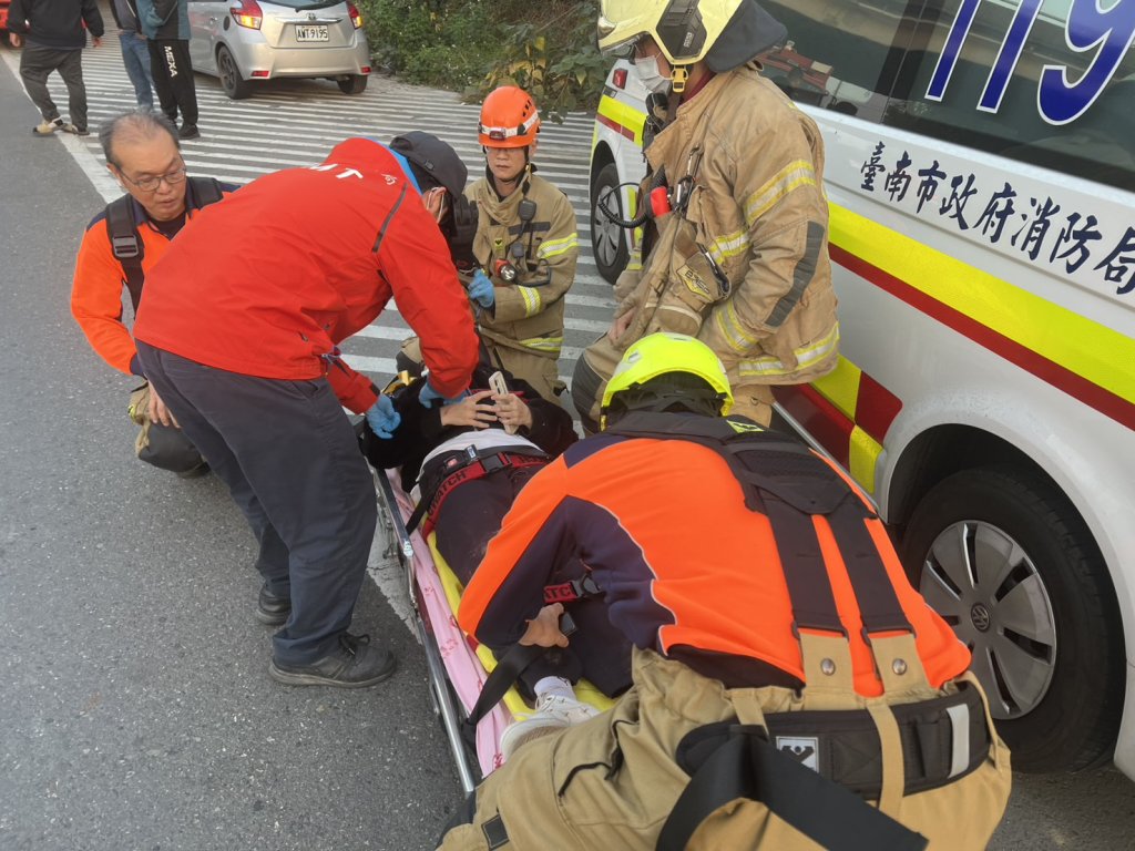 台南雙載機車自撞！「人摔邊坡」後座17歲女大腿骨折　2女送醫