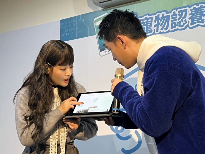 用影像被看見 新北 AI 科技幫毛寶貝找家讚! 43 《圖說》藝人王樂妍和陳謙文體驗操作「AI寵物認養媒合系統」。〈動保處提供〉