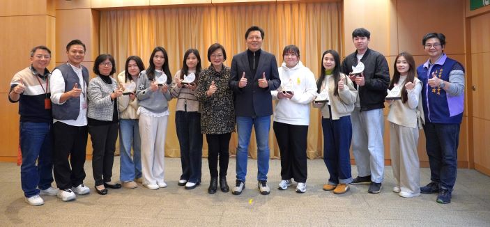 《圖說》新北市副市長朱惕之(中)頒發高風險安全網有功人員獎，感謝各網絡人員合作無間。中左社會局主秘黃逢明、左三副局長許秀能、中左局長李美珍。〈社會局提供〉