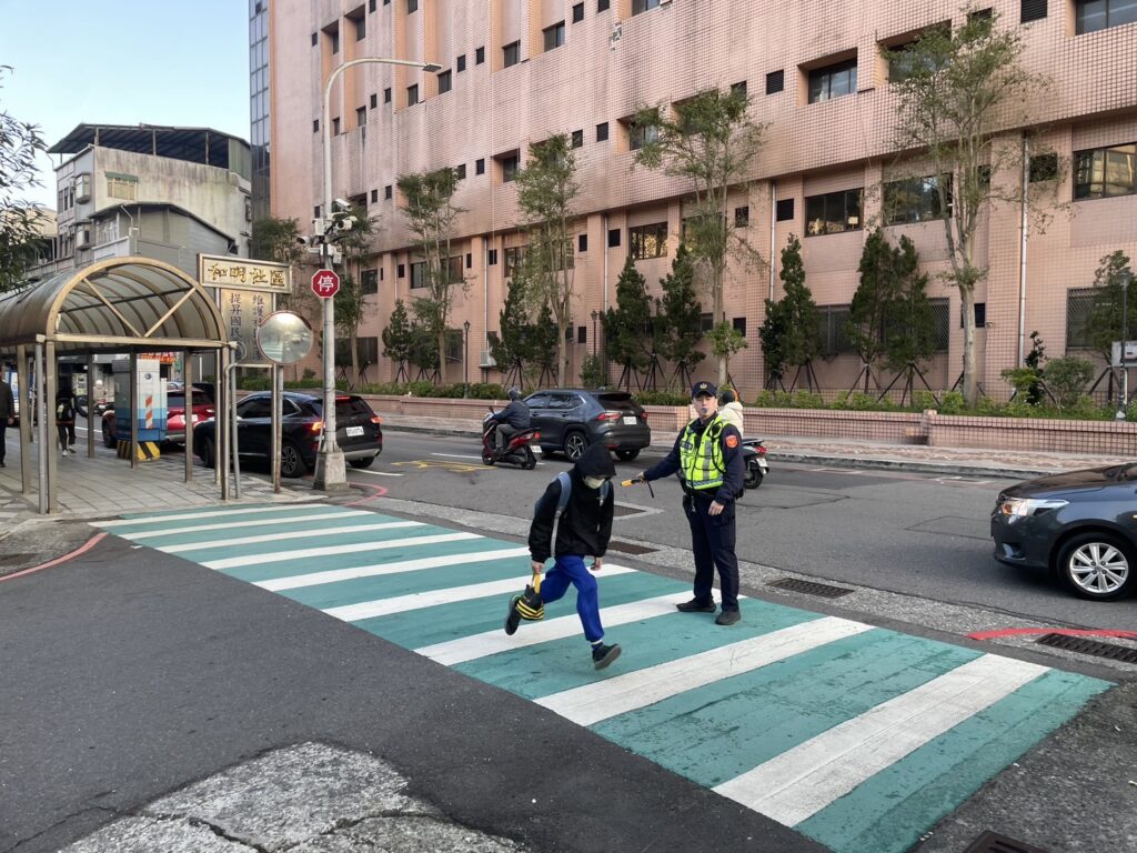 基警強化校園周邊維安 確保孩童平安歡度佳節 61 1766745086023