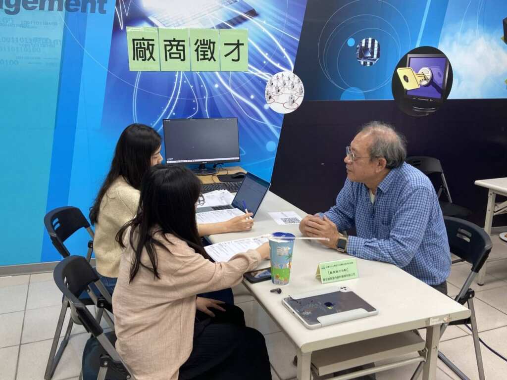 ▲中彰投分署安排就業媒合協助身障學員(右)銜接職場。(記者林明佑翻攝)