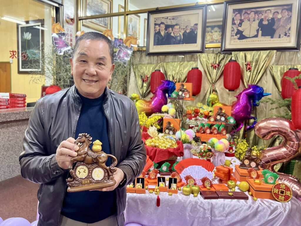 ▲紫南宮馬年錢母亮相，駿馬奔騰寓意「馬上發財」，元旦發送5000顆金蛋拚好運。（記者蘇彩娥攝）