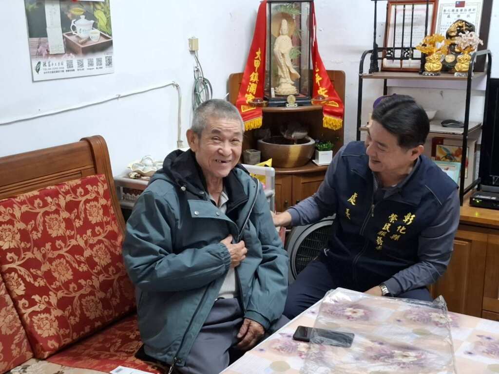 ▲彰化縣榮民服務處邱文俊處長偕同責任區輔導員及社區服組長,近日前往訪視經濟支持力薄弱的榮民眷長輩住處,致贈禦寒外套,陪伴長輩做好保暖措施。 (圖/彰化縣榮民服務處提供)