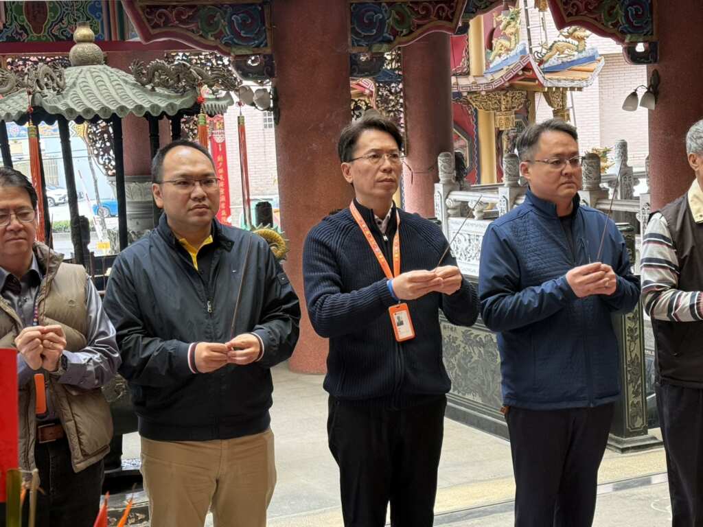 ▲明道中學主管代表全體師長，前往烏日玉闕朝仁宮，誠心向眾神尊上香祈福，為即將應試的考生集氣祝禱，祈願文昌開智慧、考運亨通。（記者林明佑翻攝）