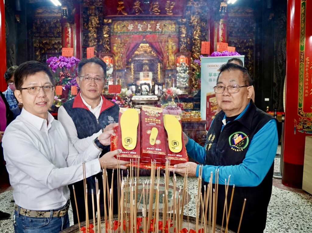 ▲白沙屯媽祖北港進香專用好物,與神同行、腳輕鬆,全球首發 MIT 台灣製造,日行萬步專利足弓鞋墊強勢登場。