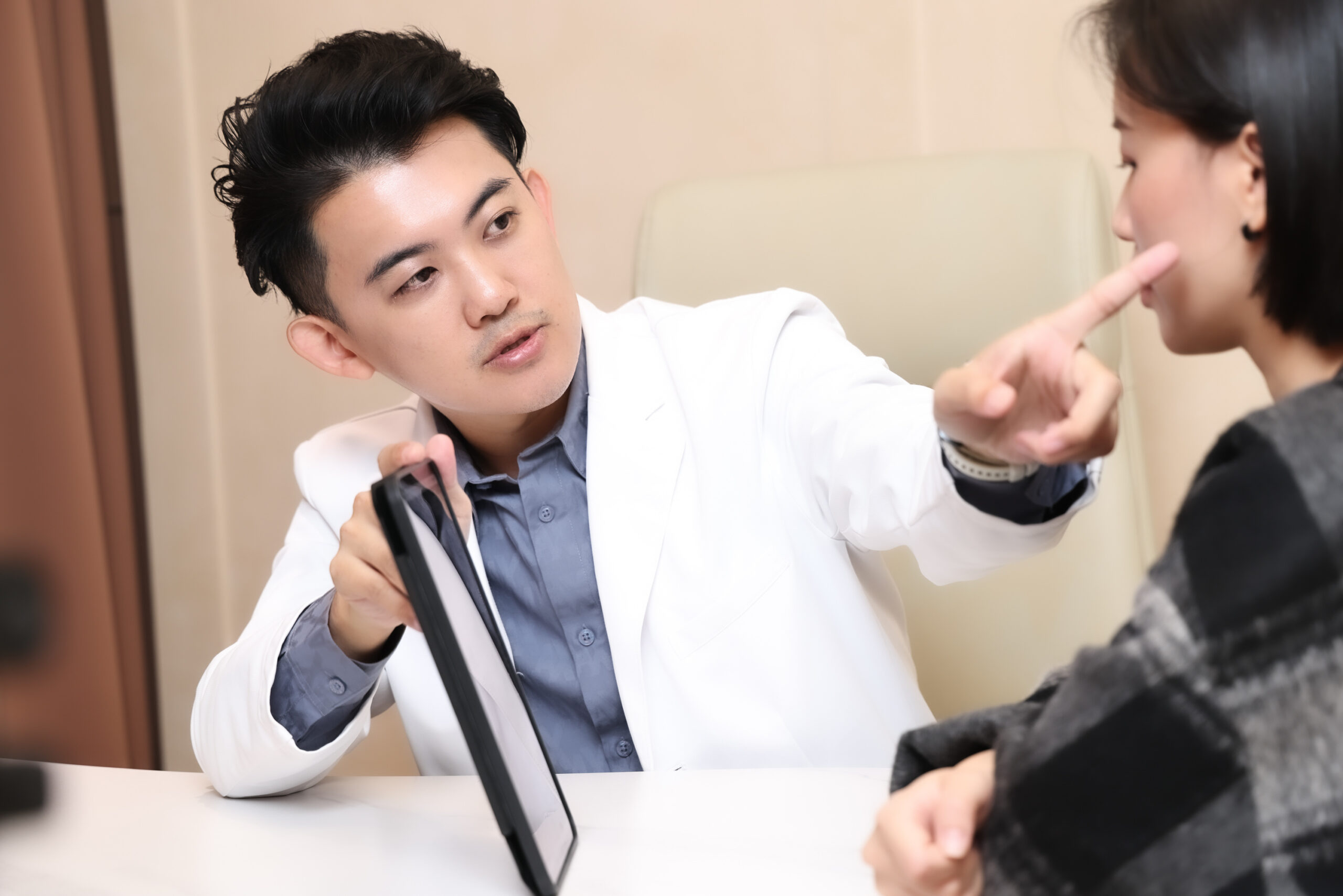 ▲Aura歐若拉3D魔鏡儀器提供客觀前後對比影像,容易看得懂,3D呈現讓患者立即理解問題位置與程度。