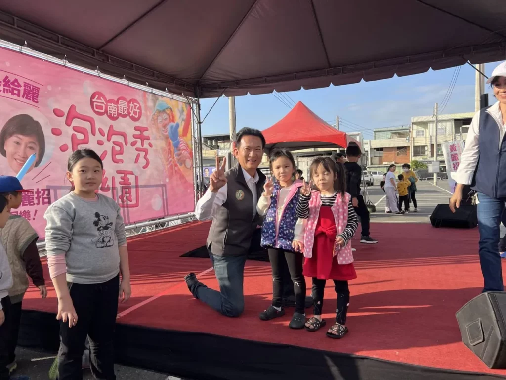 林俊憲透過舉辦魔術泡泡秀等親子同樂活動,積極搶攻家庭票源與年輕父母的支持(圖片截取自林俊憲臉書)