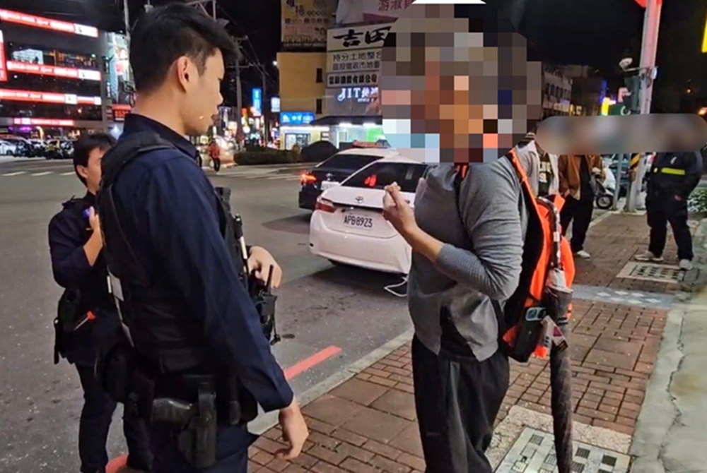 手電筒照射機車騎士 外送員不滿停下理論反被打傷 229 cnews204251226a01