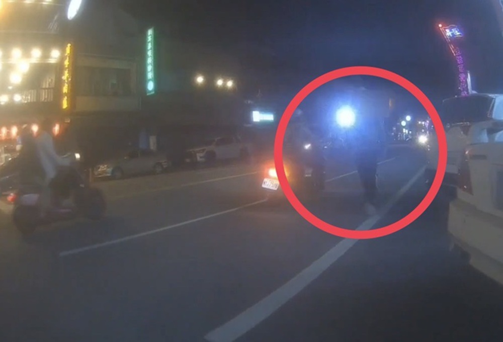 手電筒照射機車騎士 外送員不滿停下理論反被打傷 230 cnews204251226a02