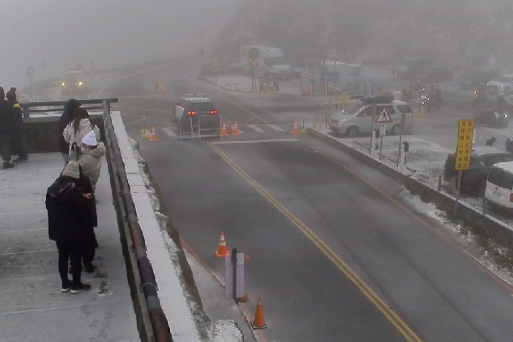合歡山區路面結冰限加掛雪鏈通行 南投縣府:元旦開始管制交通 228 合歡山區路面結冰限加掛雪鏈通行 南投縣府:元旦開始管制交通 227