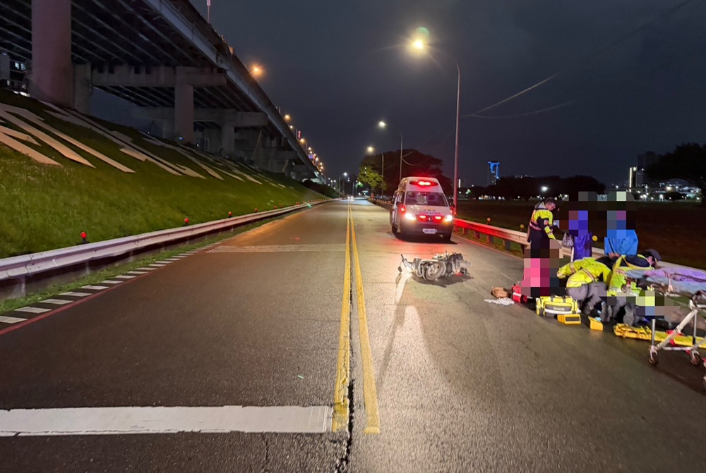 機車雙載自撞護欄 母女齊送醫68歲母臉部重創不治 229 cnews204251226a15