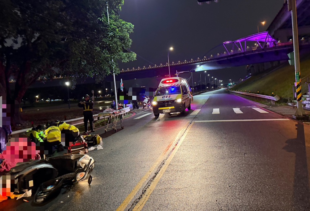 機車雙載自撞護欄 母女齊送醫68歲母臉部重創不治 230 cnews204251226a14