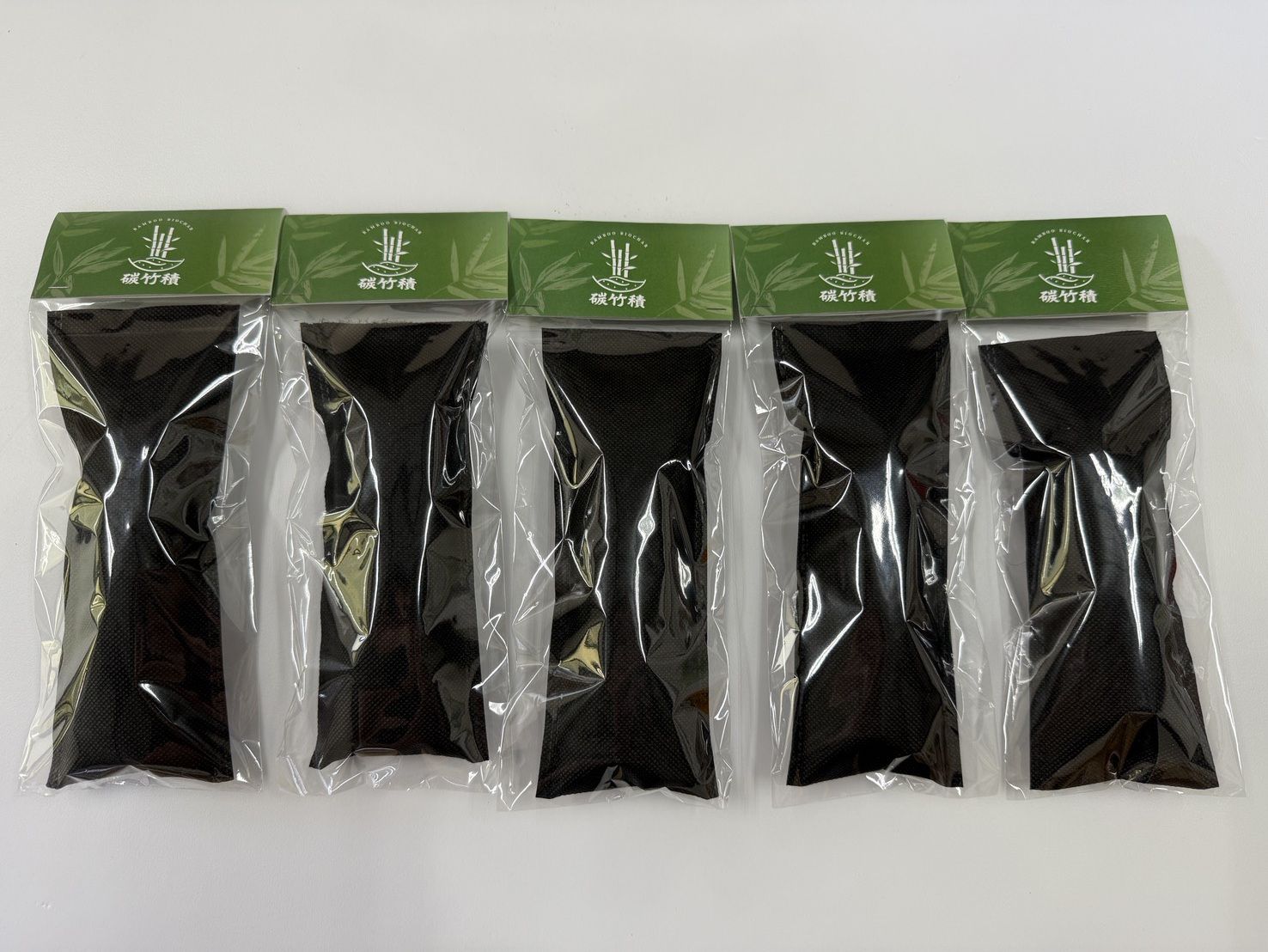 桃園青年局輔導「復興食農」開發在地特色商品 賦予廢棄竹材新生命 圖3 桃園復興在地竹炭商品 「炭竹積」商品用途多元 0 0