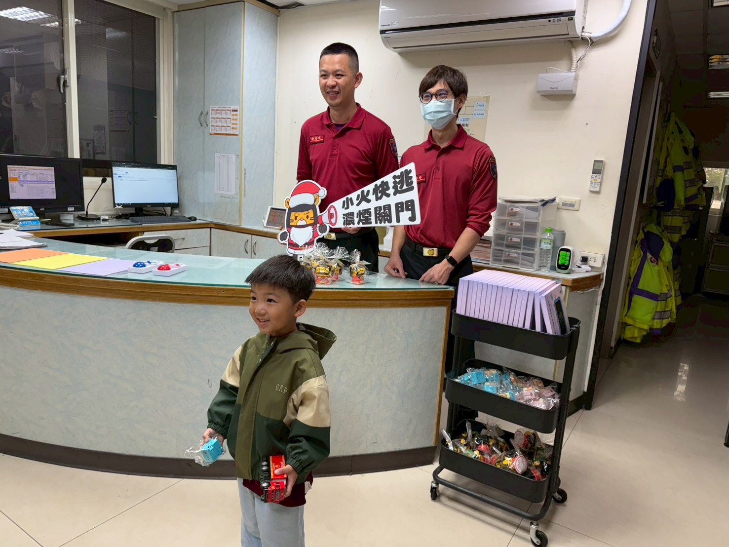 青埔消防分隊結合聖誕節 防火問答活動送好禮 S 39682113 0