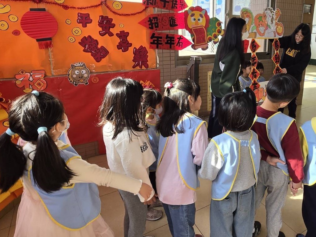新生醫專幼保科畢業劇展登場 SDGs觀念向下扎根 圖說三:劇場演出外,學生亦以環保、節慶為題打造情境空間,讓幼兒在遊戲中深化永續 0