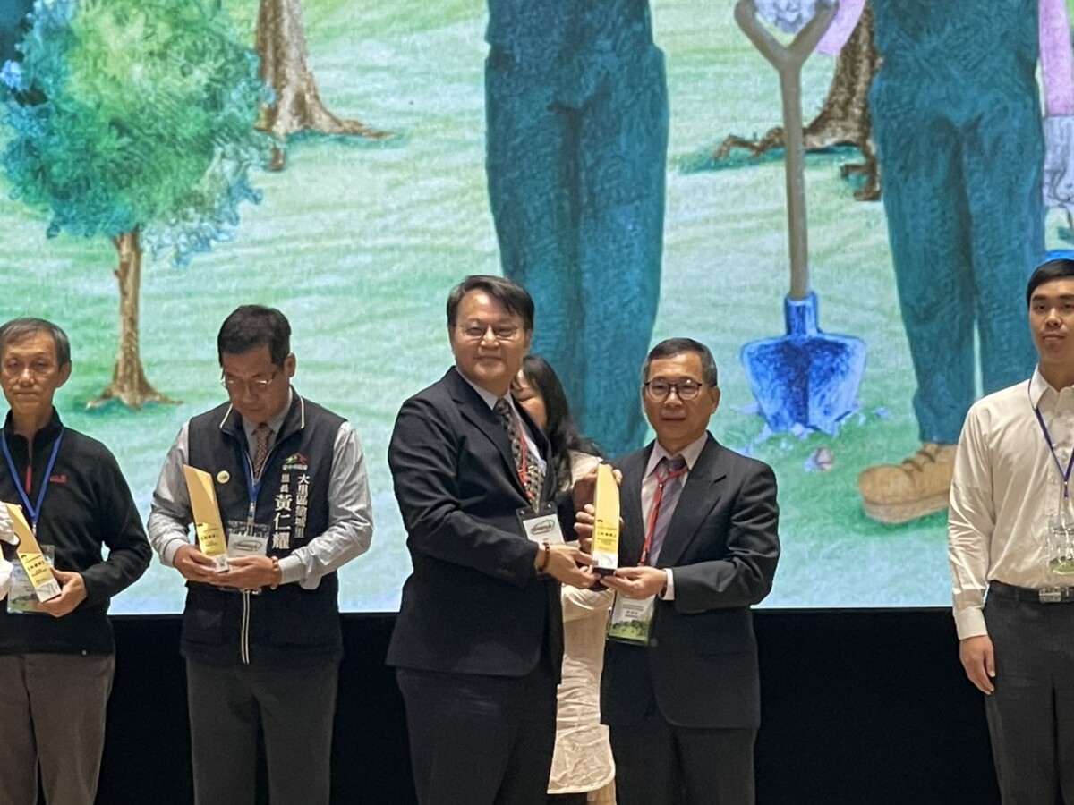 ▲環境部政務次長謝燕儒(左)頒發「114年空氣品質淨化區優良認養單位特優獎」,由中油公司大林煉油廠副廠長陳福榮(右)代表受獎,肯定大林煉油廠長期投入空氣品質改善與環境永續的具體成果。