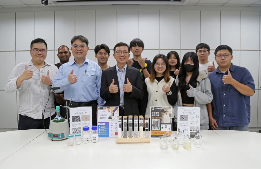▲國立中山大學環境工程研究所講座教授高志明(前排左3)長年深耕土壤及地下水環境工程研究,摘「傑出特約研究員獎」桂冠。