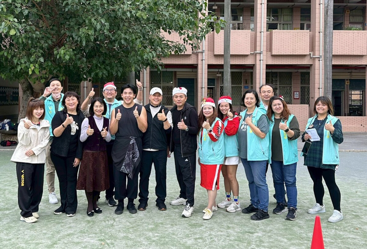 ▲家長會長率學校教師與志工齊心投入,共同打造屬於學生的歡樂溫馨聖誕節時光。