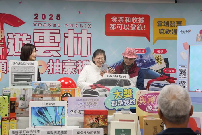 ▲副縣長謝淑亞、麗寶總裁特助林淑卿共同抽出百萬名車得主北港孫先生。(記者劉春生攝)