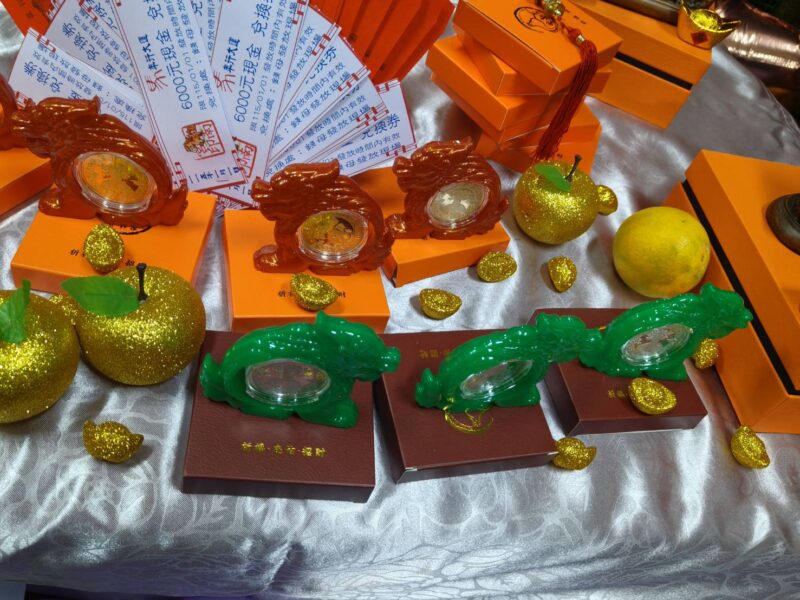 圖文:紫南宮馬年錢母馬背載金元寶 象徵財運奔騰、滿載而歸。