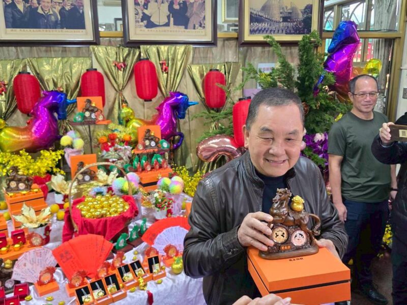 圖文:紫南宮馬年錢母馬背載金元寶 象徵財運奔騰、滿載而歸。