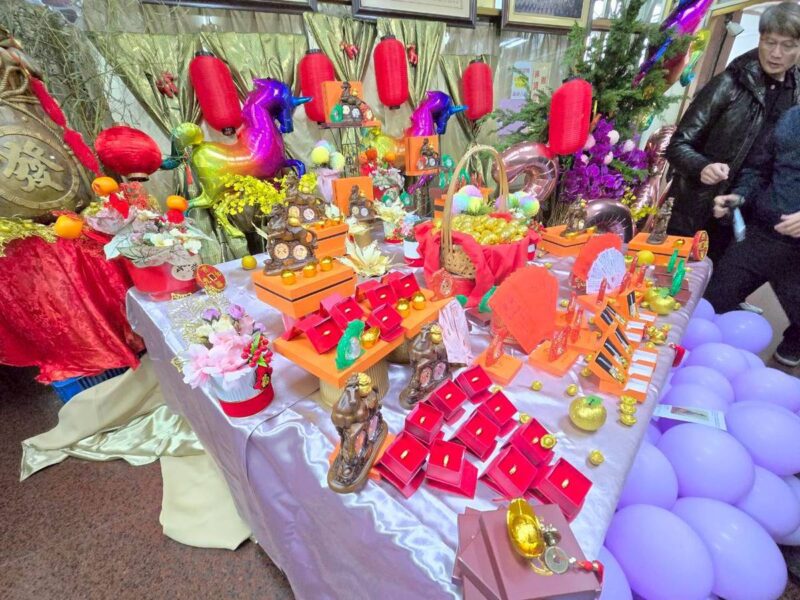 圖文:紫南宮馬年錢母馬背載金元寶 象徵財運奔騰、滿載而歸。