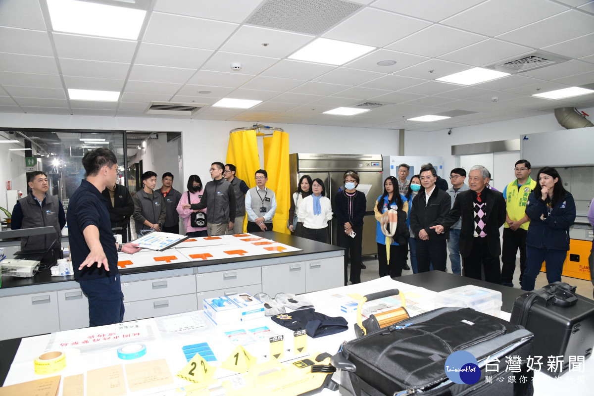 桃園市議會民政小組參訪桃警刑事鑑識中心。