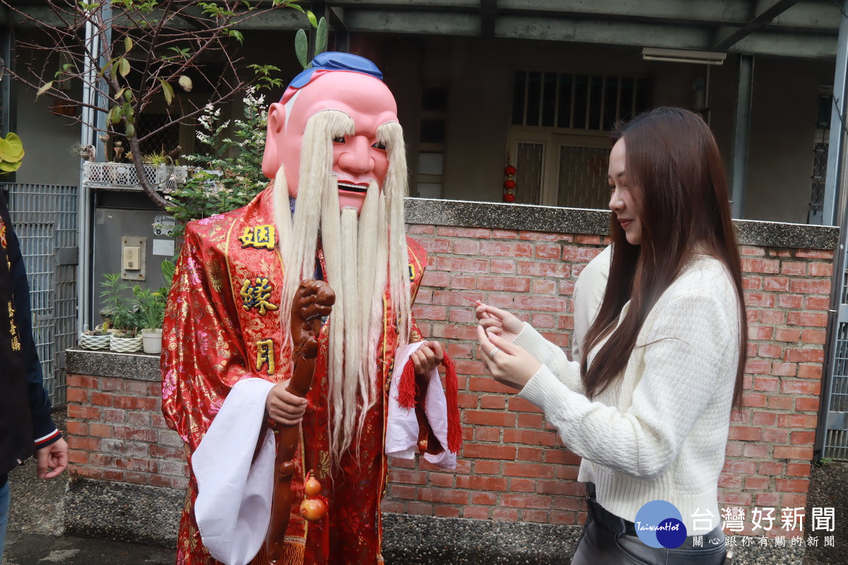 不少少女男士來求姻緣求善緣。(記者扶小萍攝)