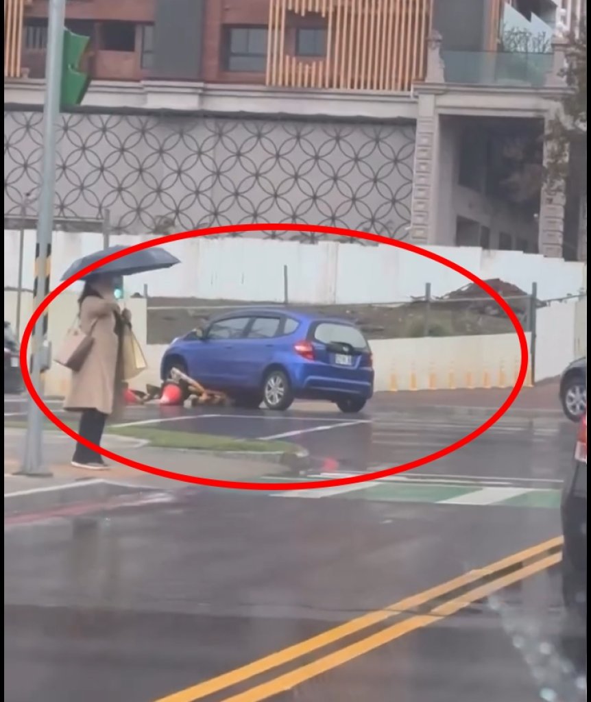林口路口又出包!行人庇護島剛設好又被撞 網嘆:三寶篩選器正常運作