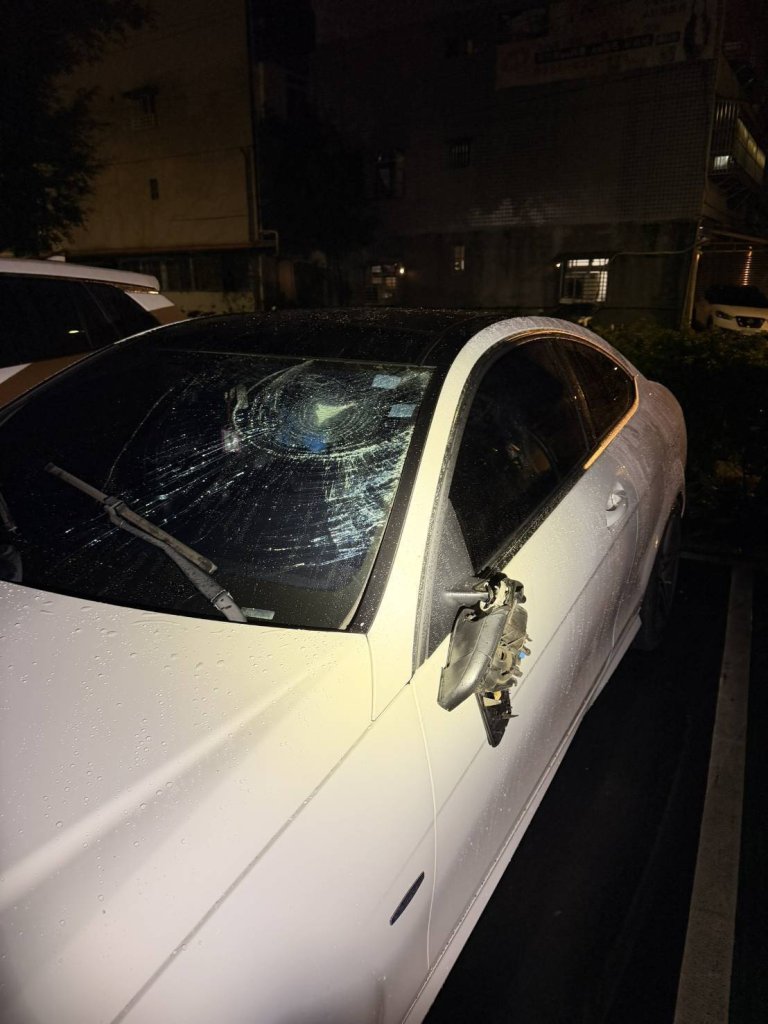 內湖情侶約會完吵架 賓士男徒手捶打愛車自傷送醫