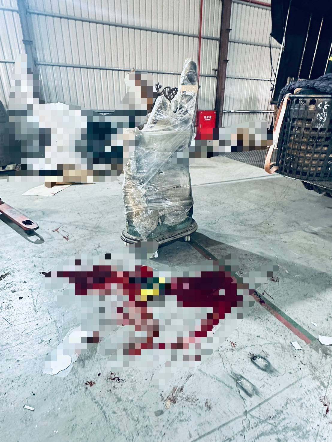 巨型紫水晶洞藝品不明原因從貨車後車斗傾倒掉落,當場砸中19歲余姓男工人的頭部。