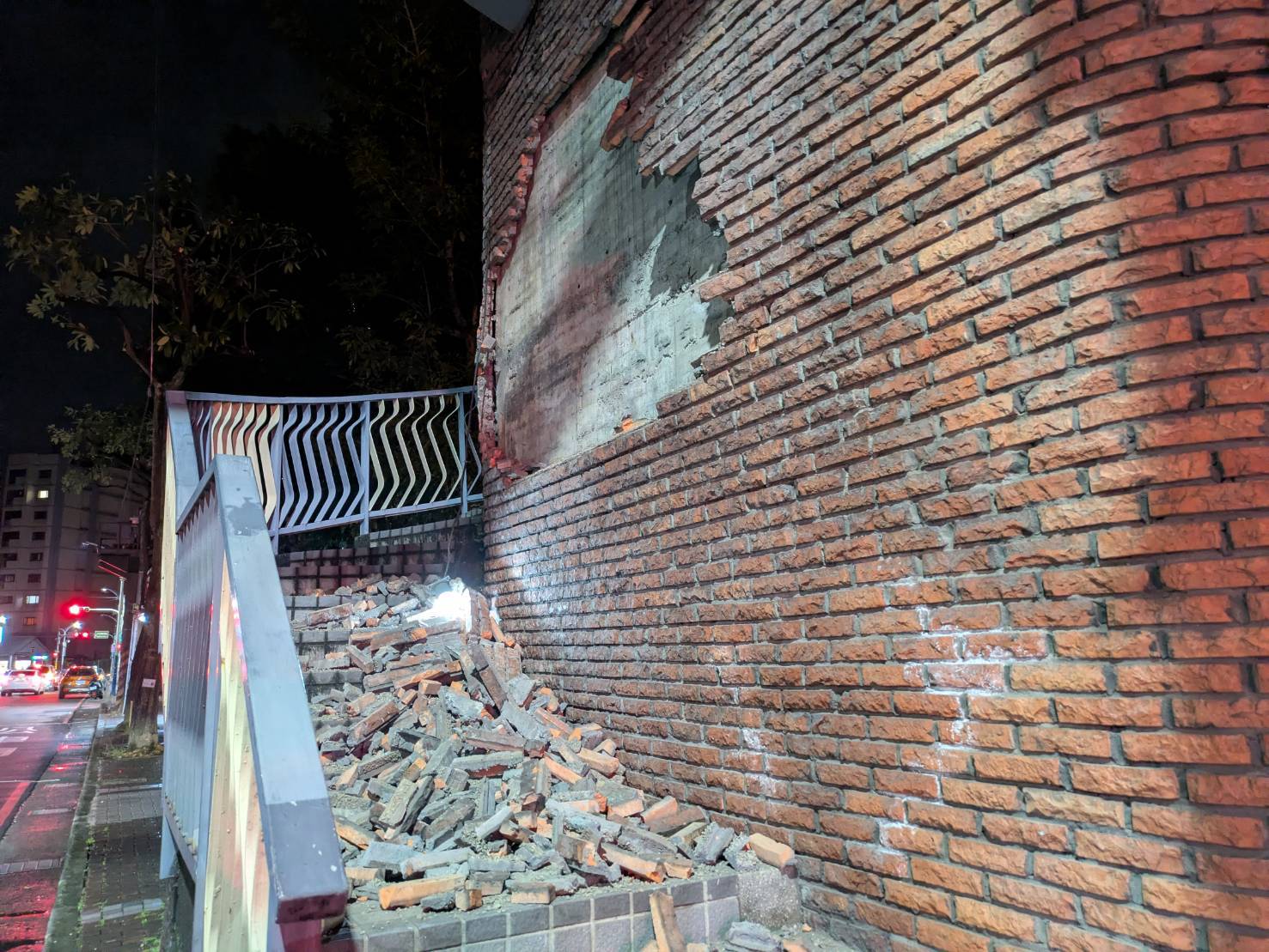 1227規模7.0強震深夜襲台,新北市新莊區丹鳳高中前的「龍安陸橋」發生磚牆崩落事件。
