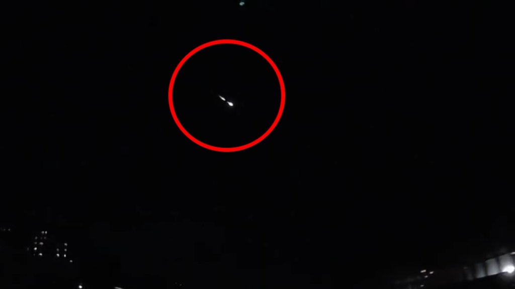 全台瘋傳!國道驚見「一道光」劃過天際 網友神回:超級賽亞人還是衛星垃圾?
