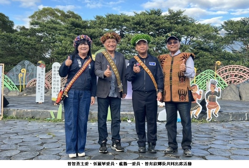可能是一或多人、單簧管、紀念碑和文字的圖像