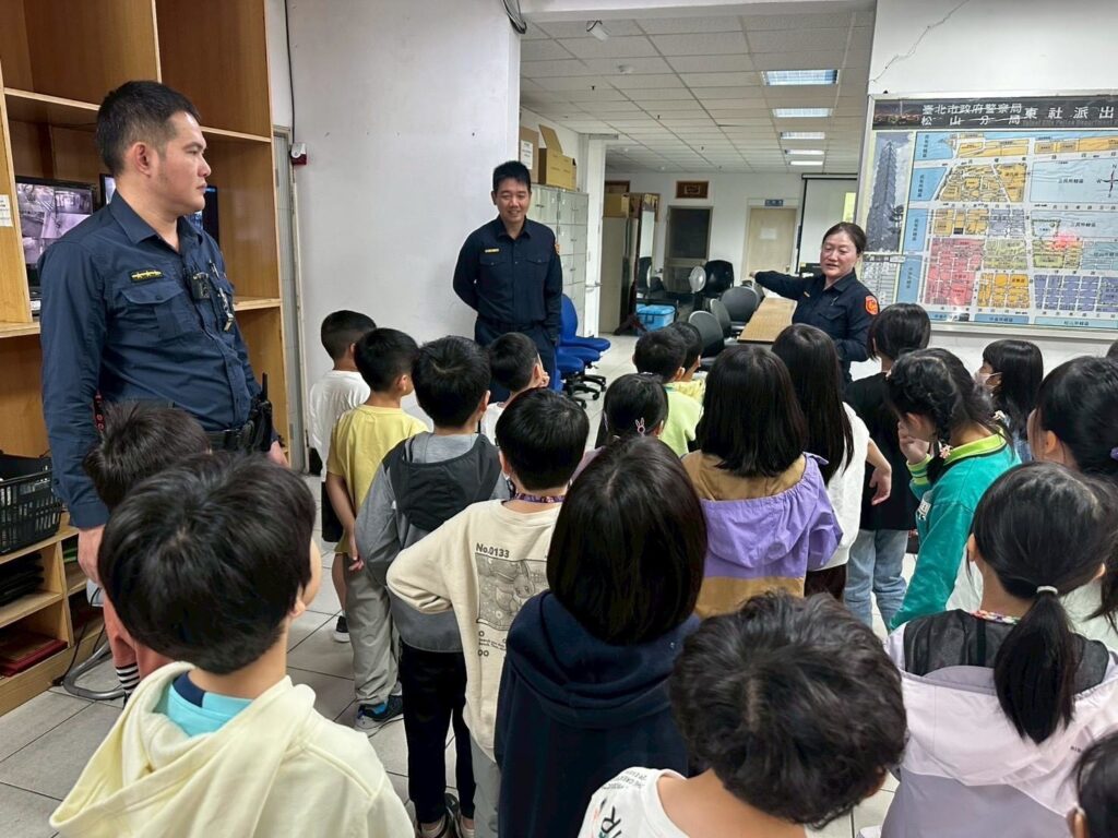 警察魔法道具大冒險 小二生開箱守護者的秘密世界 59 %E4%B8%89 30